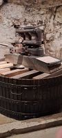 historische Weinpresse bei Pierre August