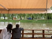 ...unser Bus im Hintergrund...