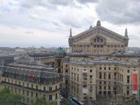Blick von der Dachterrasse des Einkaufszentrums Galeries Lafayette Haussmann auf das Opernhaus, Paris
