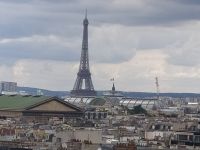 Blick von der Dachterrasse des Einkaufszentrums Galeries Lafayette Haussmann auf Eiffelturm, Paris