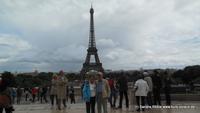 am Trocadero in Paris vor dem Eifelturm 