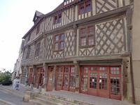 Chartres, Sitz der Tourist Information in einem alten Fachwerkhaus