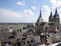 Blois, Blick von der Terrasse des Schlosses zur ältesten Kirche und zur Loire