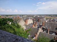 Blois, Blick über die Dächer der Stadt zur Loirebrücke