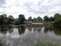 Bootsfahrt auf dem Cher, im Hintergrund schöner Campingplatz