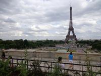 Paris, Eiffelturm, links davon der Invalidendom