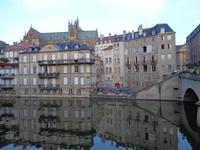 Metz, an der Mosel, im Hintergrund die Kathedrale