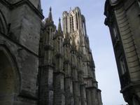 Blick auf den linken Turm von Notre Dame in Reims