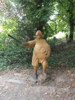 kriegerische Figuren weisen den Weg