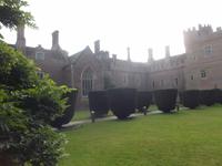 Herstmonceux Castle, Innenhof