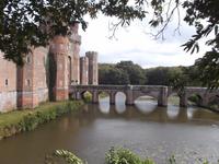 Herstmonceux Castle, Brücke zum Haupteingang