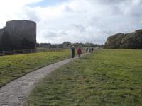 Pevensey Castle - Reste der römischen Mauer