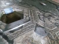 Mosaike in der Römervilla von Bignor, hier am zentralen Brunnen