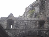 Schießscharten am Eingang des befestigten Klosterberges Mont St. Michel