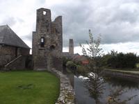 Schloss Gratot, Wehrturm am Burggraben