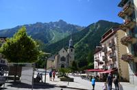 198 Chamonix, Fußgängerzone mit Kirche und Brevent