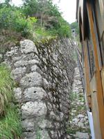 steiler Anstieg - einst für die Versorgung des Dorfes gebaut