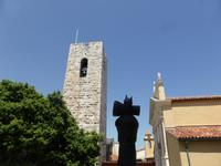 Antibes - Kathedrale mit Glockenturm und Statue von Miro