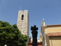 Antibes - Kathedrale mit Glockenturm und Statue von Miro