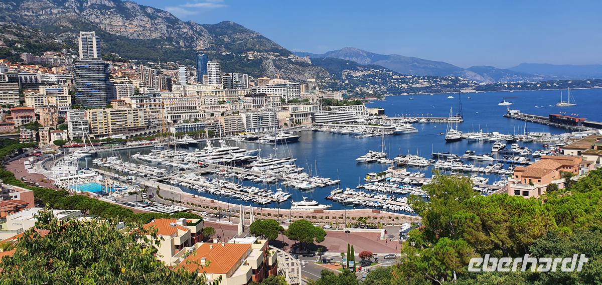 Der Jachthafen von Monaco vor Monte Carlo