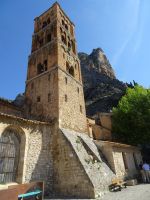 Moustiers-St.-Marie Kirchplatz und Kapelle auf dem Berg