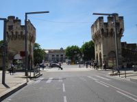 Avignon, Stadttor mit Bahnhof