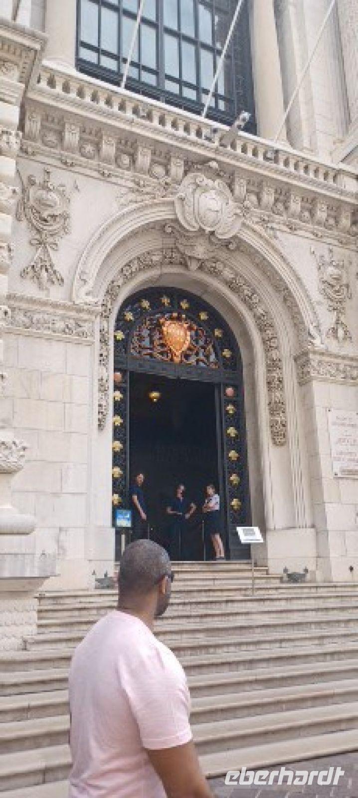 Monaco - Eingang zum Meeresmusum mit Wappen des Fürstenzums