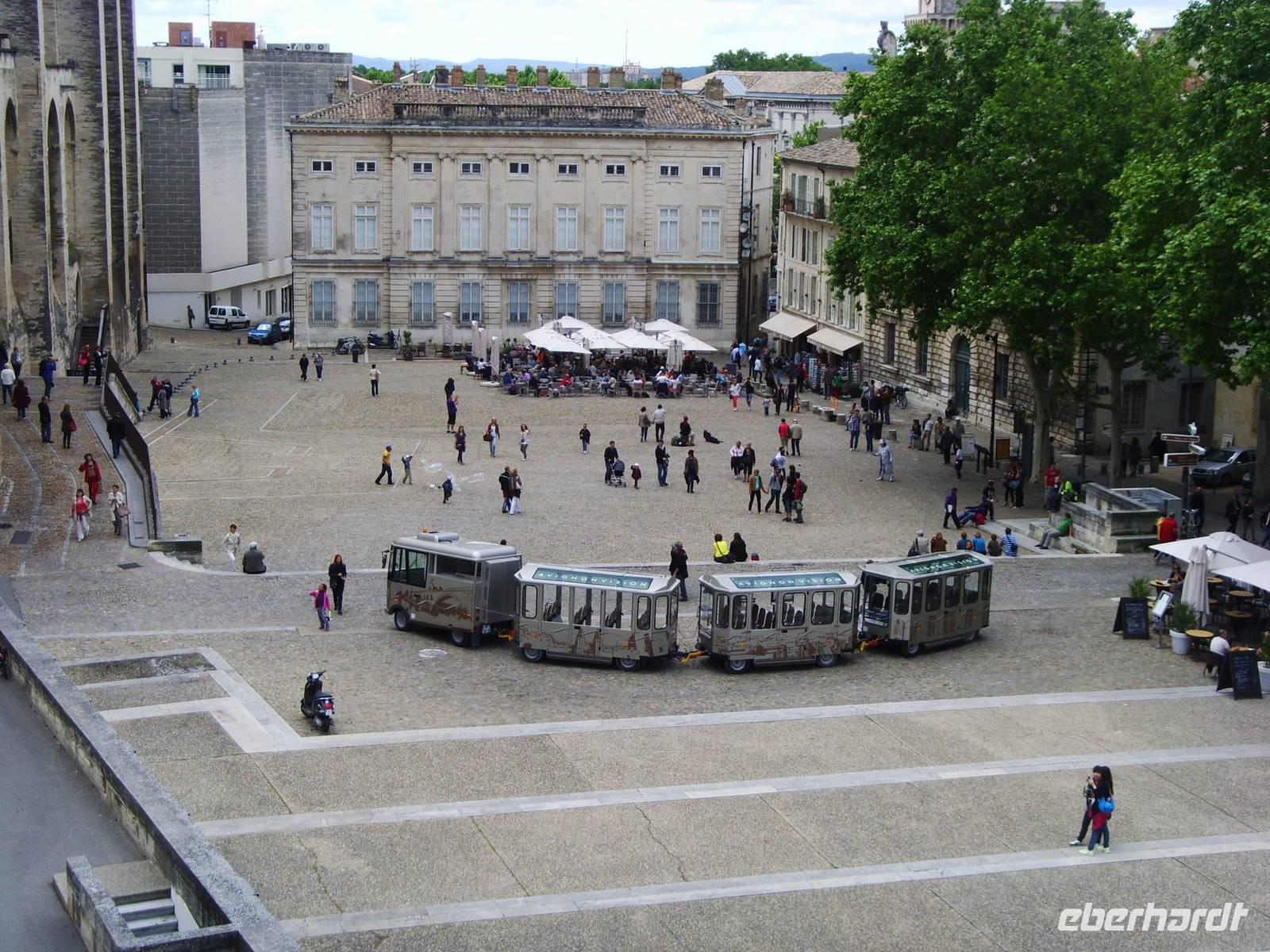 Vor dem Papstpalast in Avignon