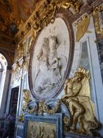 „Ludwig XIV. als römischer Imperator, zu seinen Füßen seine Feinde“, Relief im Salon des Krieges