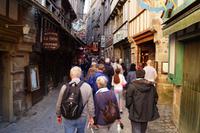 Auf dem Weg zum Kloster in Mont St. Michel