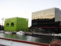 neue moderne Häuser auf der Insel zwischen beiden Flüssen