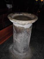 Taufstein in der Kirche Notre Dame in de la Mer