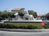 Brunnenplastik - weiße Pferde