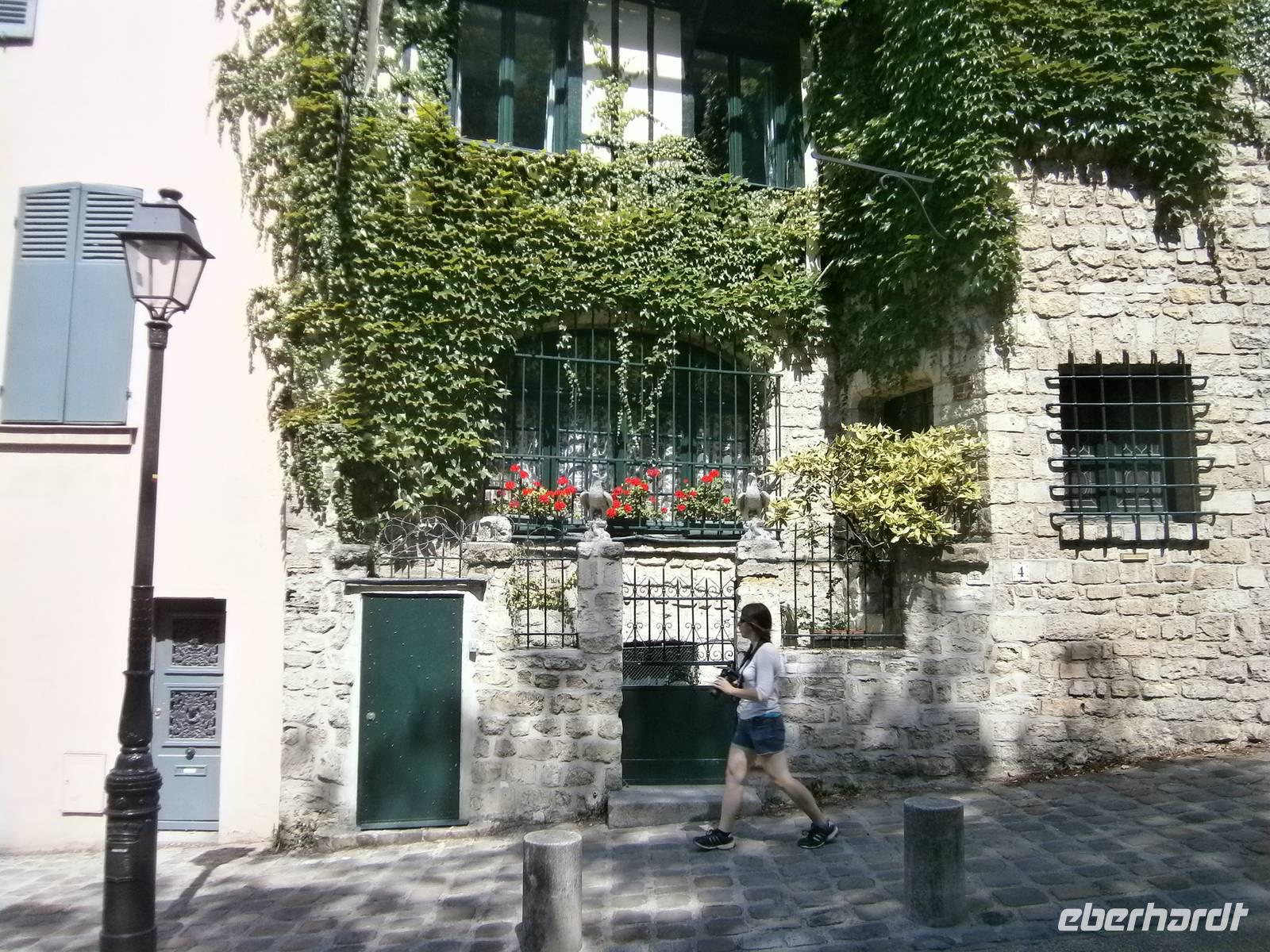 typische Häuser mit viel Grün und Blumenschmuck in diesem Viertel
