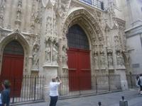 Der Eingang zur Abteikirche in der Nähe des Kulturzentrums