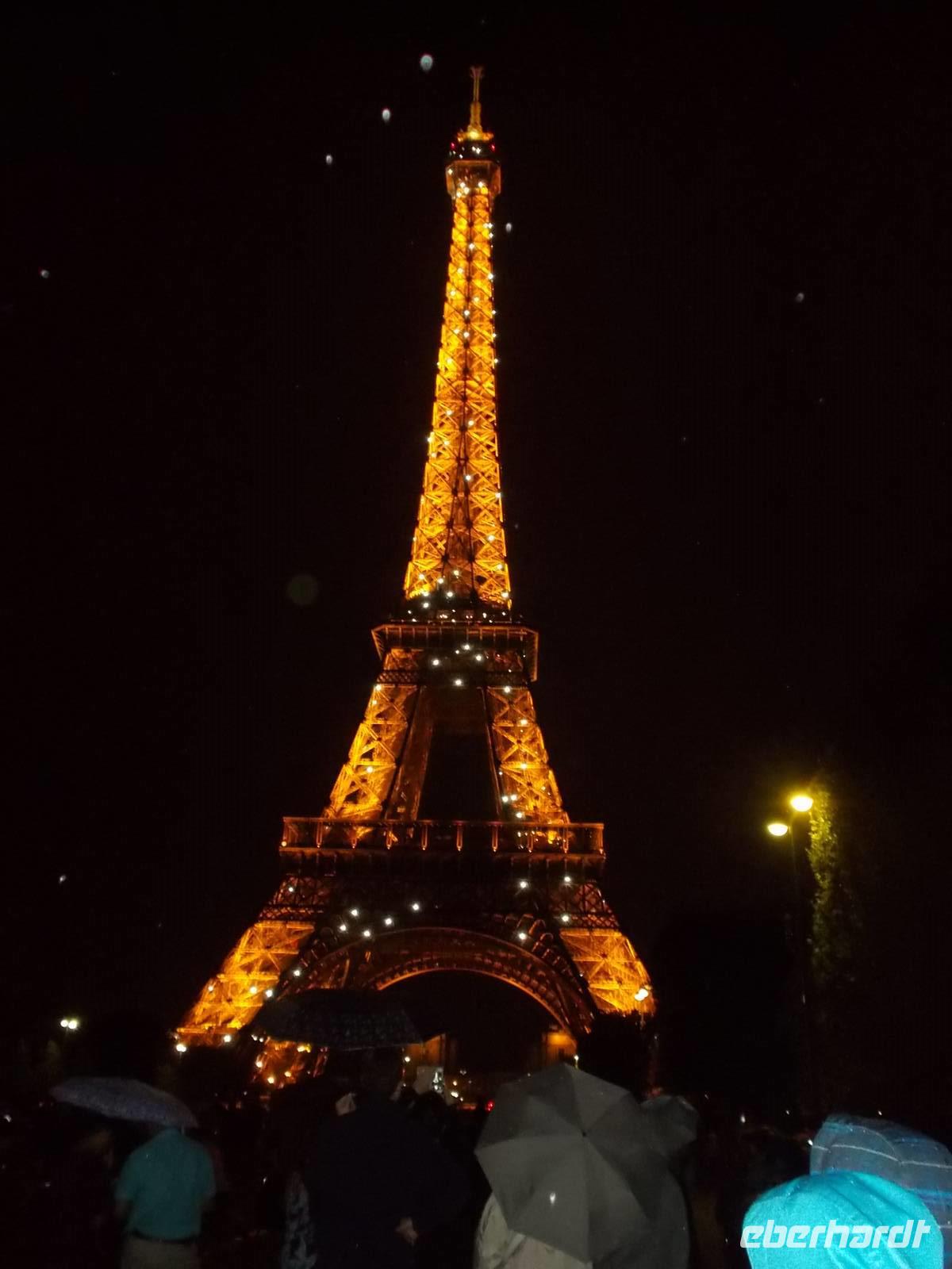 Eiffelturm im Glitzerkostüm