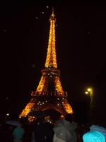 Eiffelturm im Glitzerkostüm