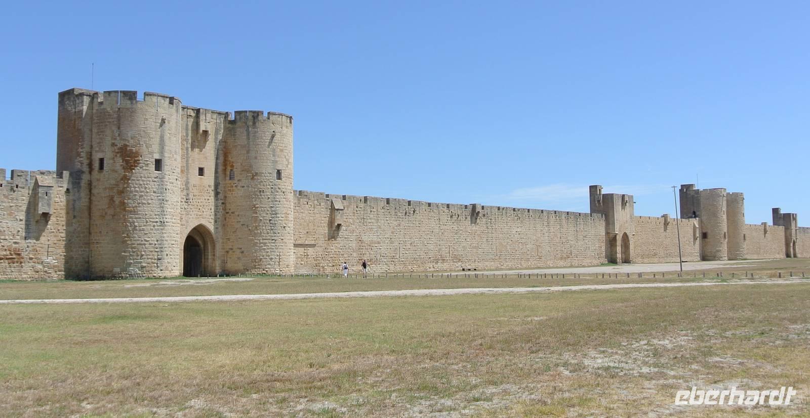 Die Stadtmauer von Aigues Mortes 