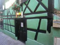 Fachwerk im Spiel der Farben in einer Seitengasse von Riquewihr