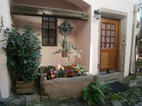 Hauseingang mit Brunnen in Riquewihr