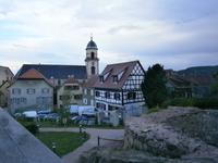 Blick vom Hotelfenster auf die Kirche des Ortes