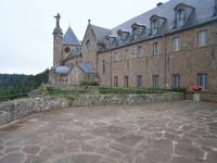 Mont St. Odile, mit übergroßer Skulptur der Stifterin