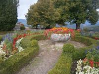 Blumenpracht im Park des Klosters