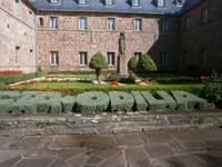 Der Kreuzgang des Klosters mit dem Denkmal der Stifterin