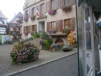 Das Rathaus von Dambach la Ville, vom kleinen Zug aus gesehen