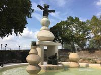 168_Amboise_Brunnen Max Ernst