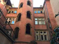 353_Innenhof eines Traboule-Hauses in Lyon