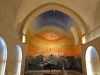 Kapelle mit Mosaiken von Folon.JPG