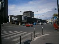 Neben dem Hochhaus eine Filiale des Kaufhauses 