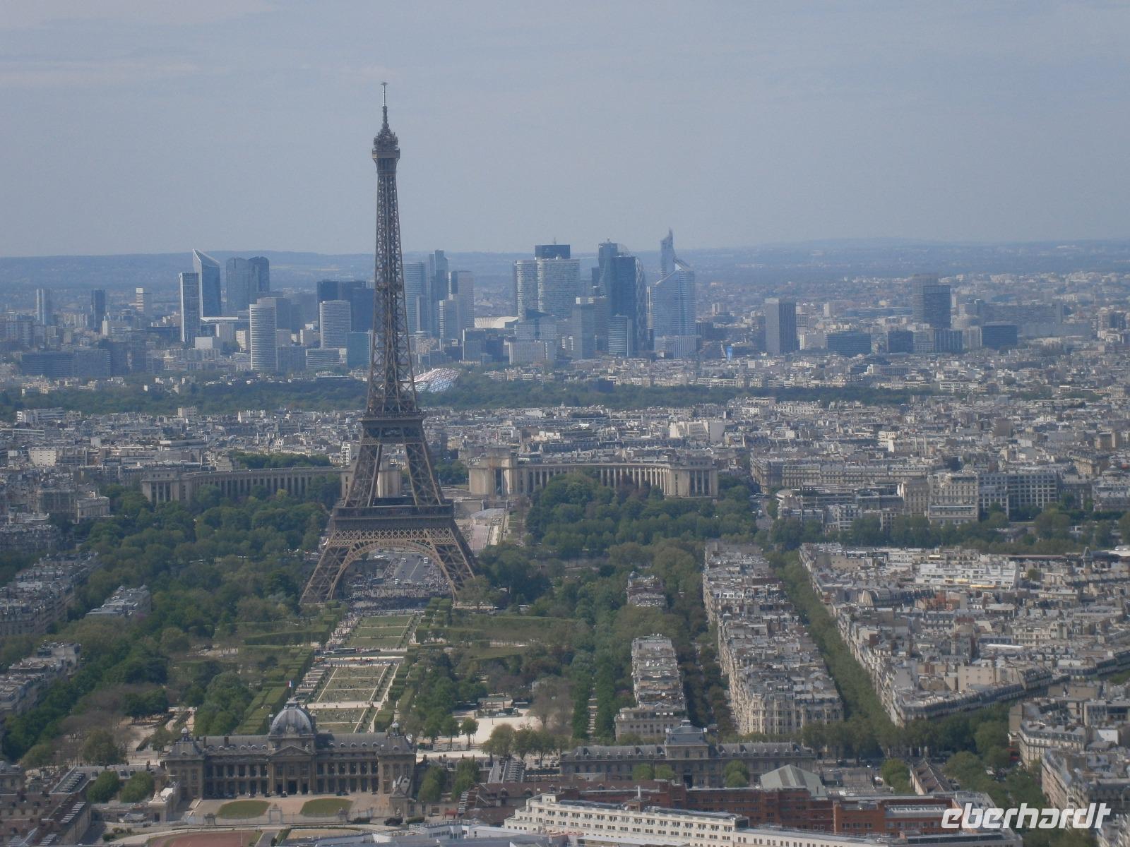 Blick vom Hochhaus auf den Eiffelturm mit dem Marsfeld, im Hintergrund 